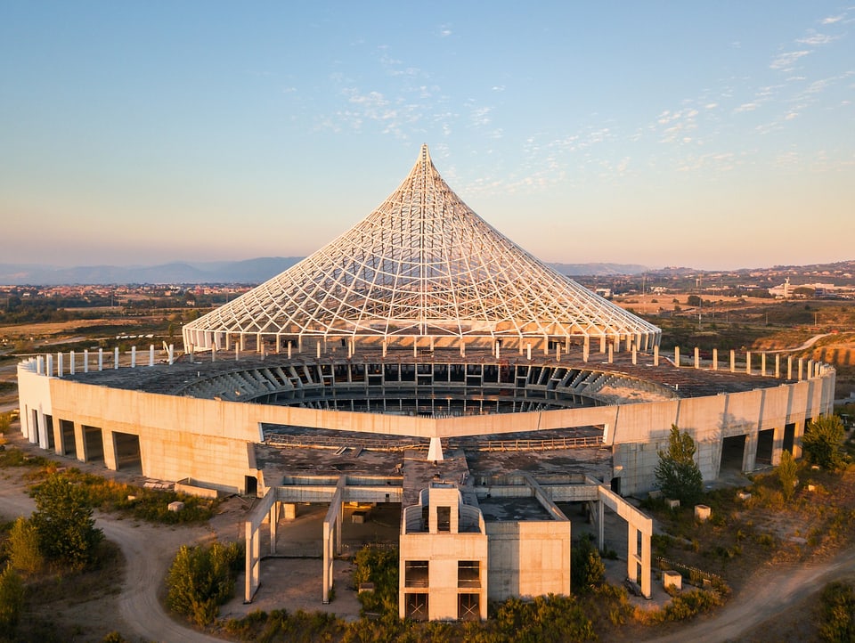 Verfallenes Stadium in orangenem Licht