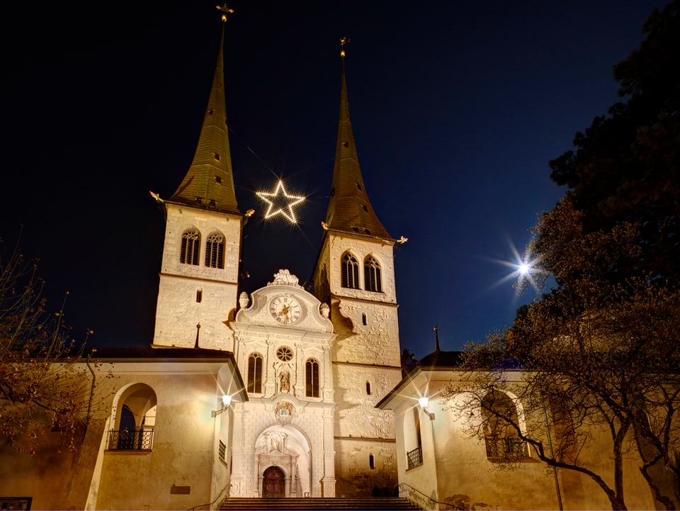 Die neu beleuchtete Hofkirche in Luzern.