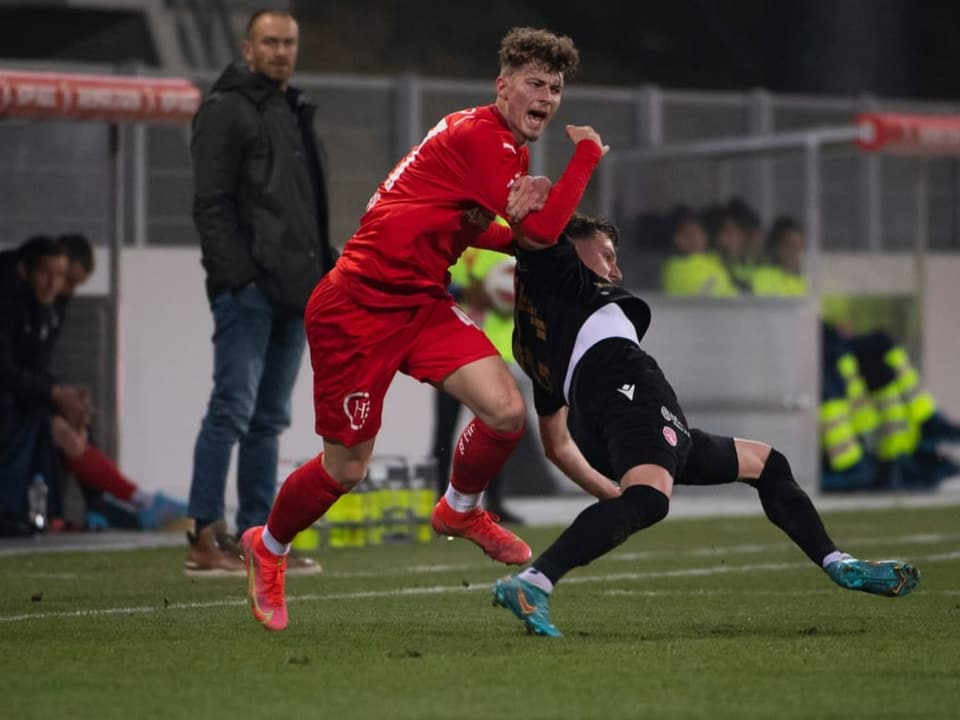 Rot statt Blauweiss Fussballspieler im Zweikampf