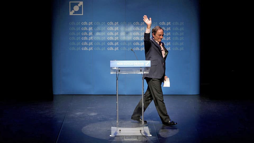 Aussenminister Paulo Portas winkt nach einer Pressekonferenz im Juni 2013. 
