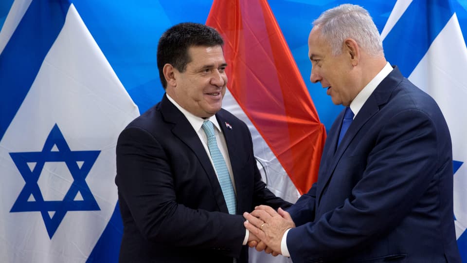 Cartés und Netanjahu schütteln sich die Hand