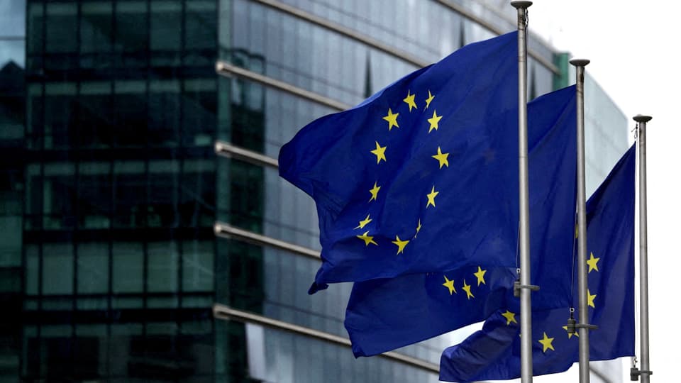 Europäische Flaggen wehen vor dem Hauptsitz der Europäischen Kommission in Brüssel.