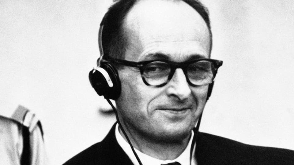Eichmann mit Brille und Kopfhörer am Prozess in Jerusalem