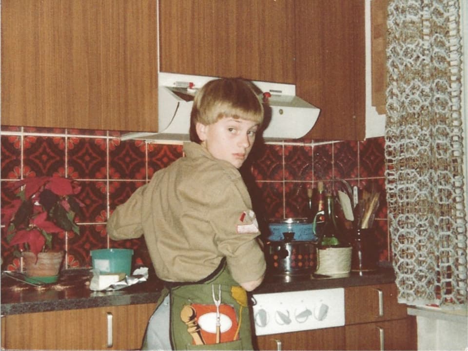 Michael als Bub in der Küche.