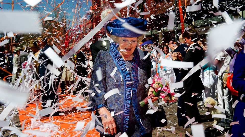 Königin Beatrix wird vom Volk gefeiert / Konfetti