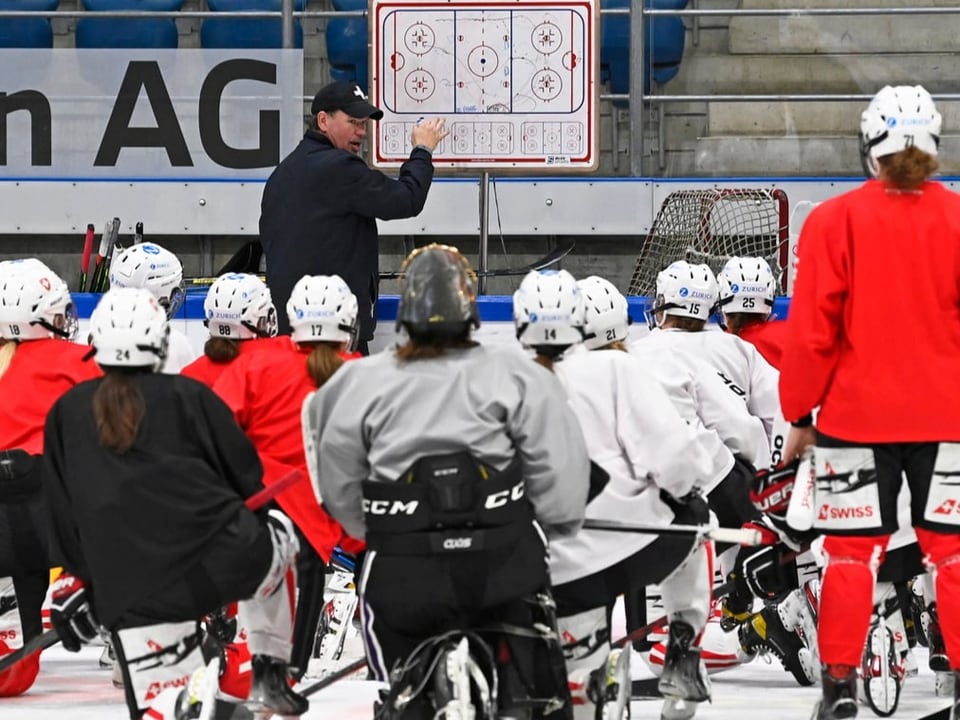 Gibt Instruktionen Nati-Trainer Colin Muller.