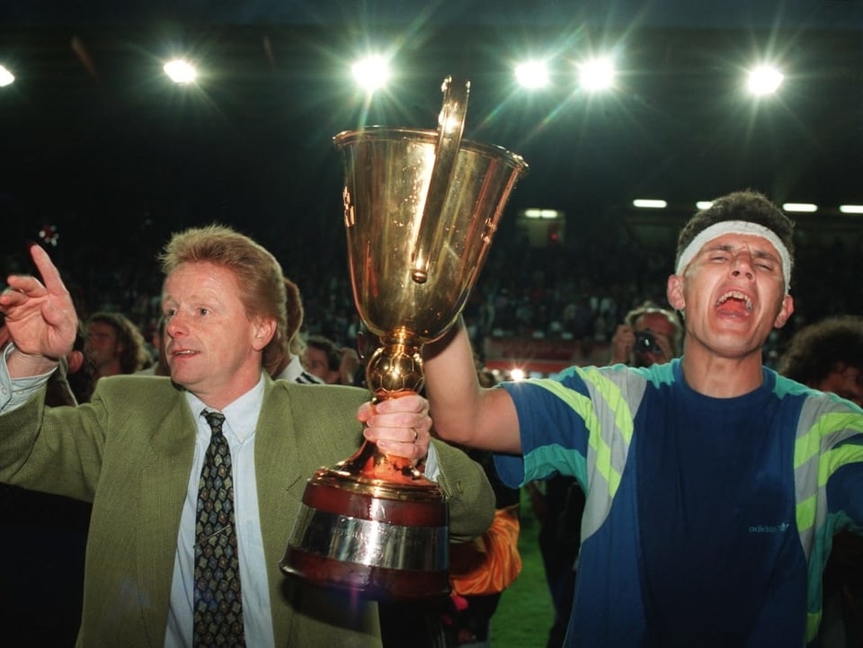 Trainer Rolf Fringer und Stürmer Petar Aleksandrov feiern den Titel.