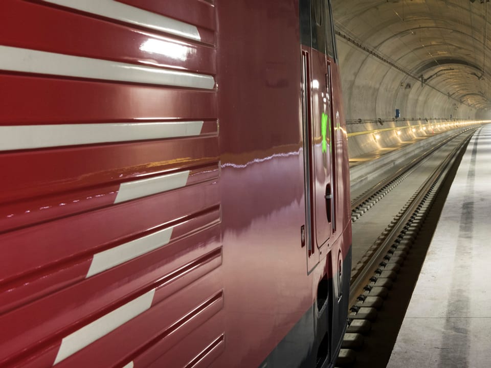 Seitlich fotografierte Lokomotive im Tunnel
