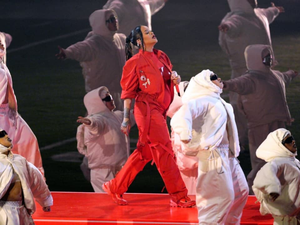 Rihanna umringt von Tänzern