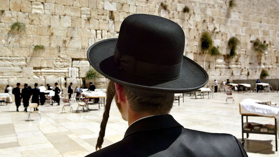 Ein Jude steht vor der Klagemauer.