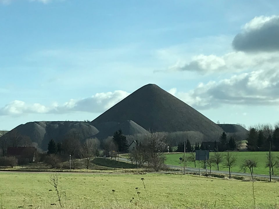 Eine Abraumpyramide in der Nähe von Sangerhausen. 