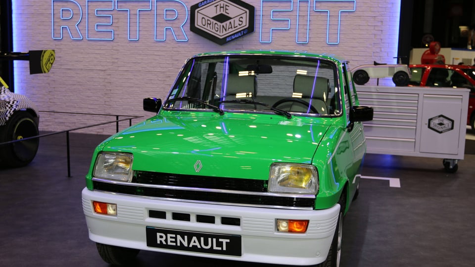 Grüner Renault Kleinwagen in Ausstellungsraum