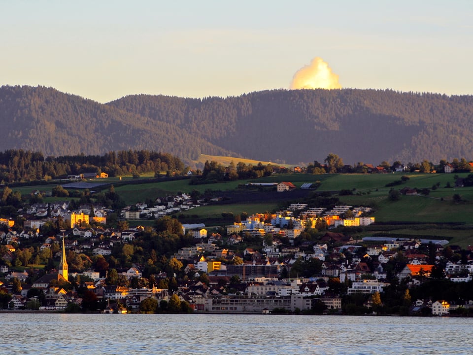 Südlich des Zürichsees schoss plötzlich über Wädenswil eine einzelne Quellwolke in die Höhe.