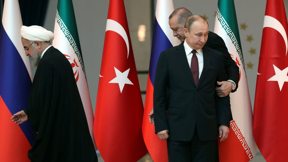 Rohani, Erdogan und Putin vor Flaggen der drei Länder Iran, Türkei und Russland.