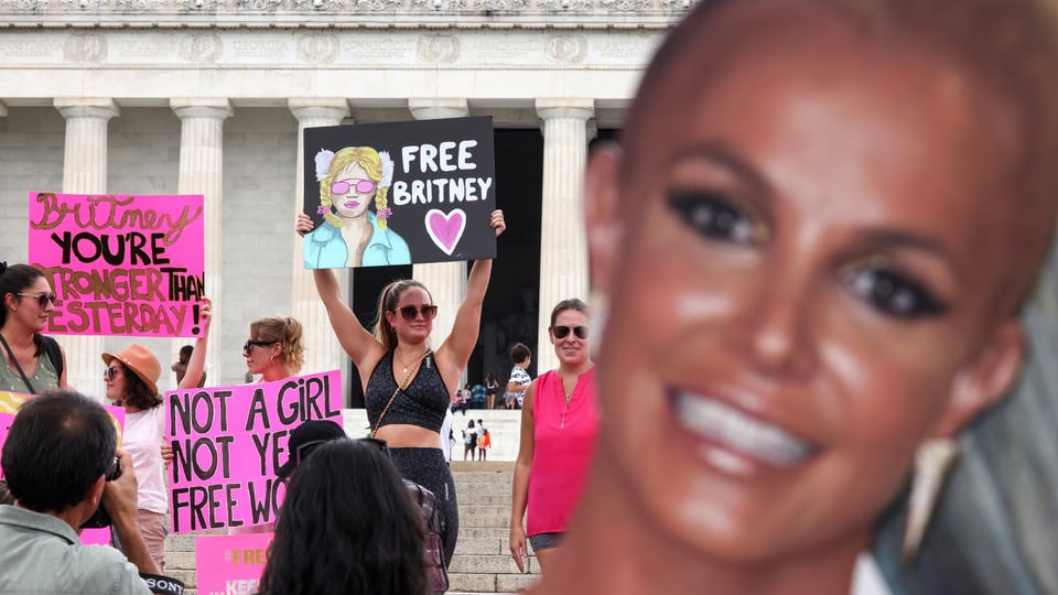 Protestierende halten Schilder hoch, die Britney Spears Entlassung fordern