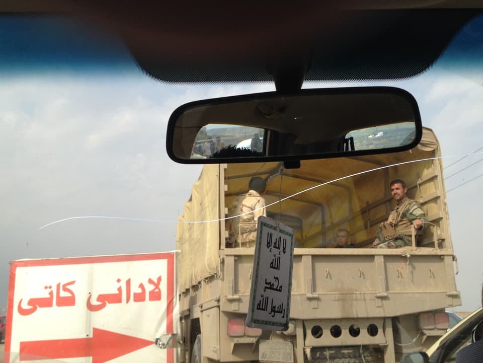 Kurdische Peschmerga hinter der Front bei Kirkuk. «Vorübergehende Umleitung» steht auf dem Schild.