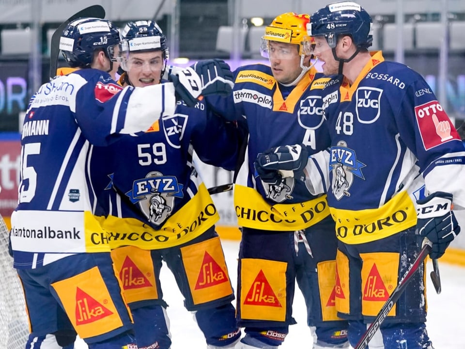 Sind alle an Olympia dabei Gregory Hofmann, Dario Simion, Jan Kovar und Carl Klingberg vom EV Zug jubeln