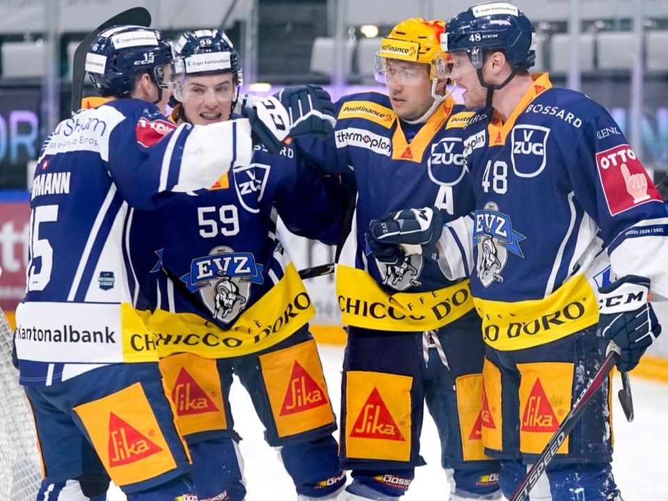 Gregory Hofmann, Dario Simion, Jan Kovar und Carl Klingberg vom EV Zug jubeln