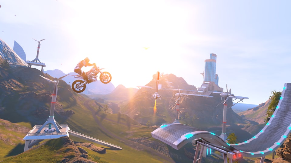 Spielszene aus «Trials Fusion» mit einem auf eine Rampe zuspringenden Motorradfahrer.