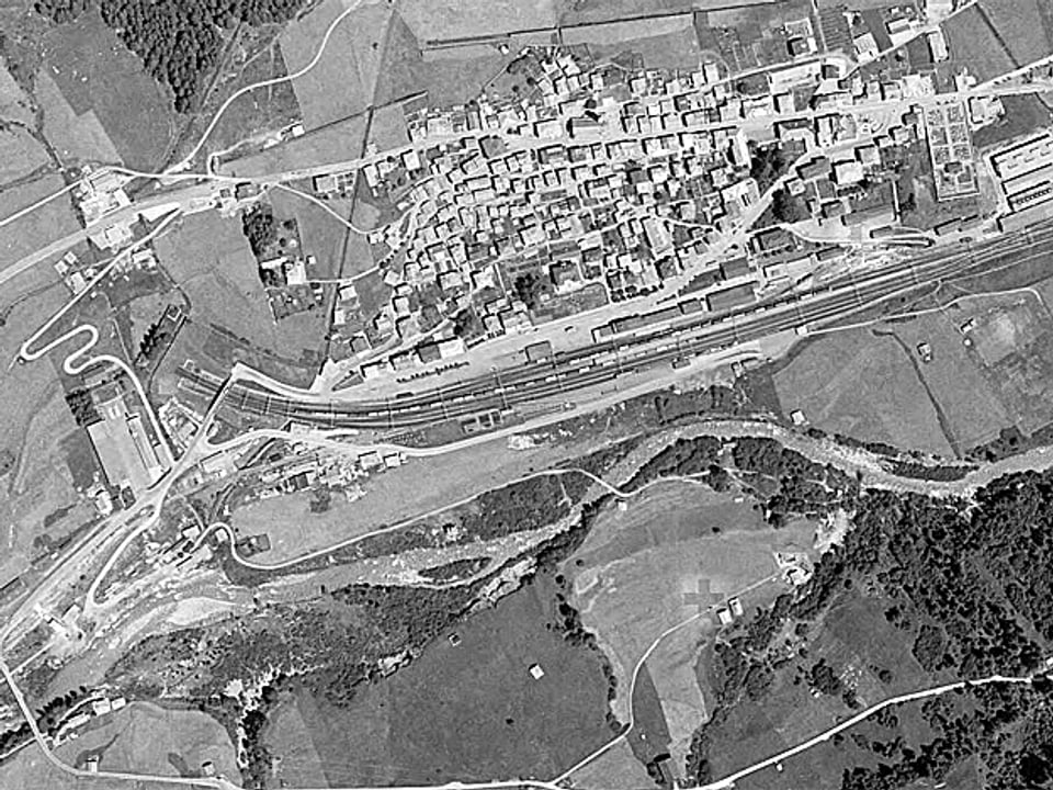 Luftaufnahem von Airolo 1961: Noch führt erst die SBB-Linie in den Berg