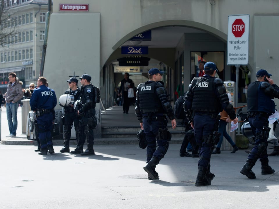 Polizisten in Bern.