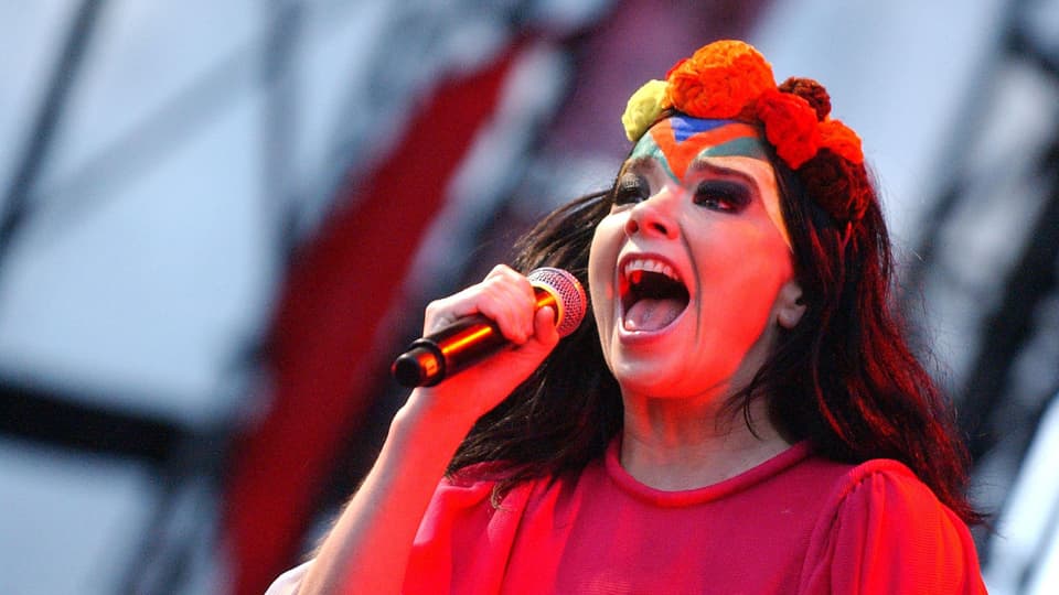 Björk singt.