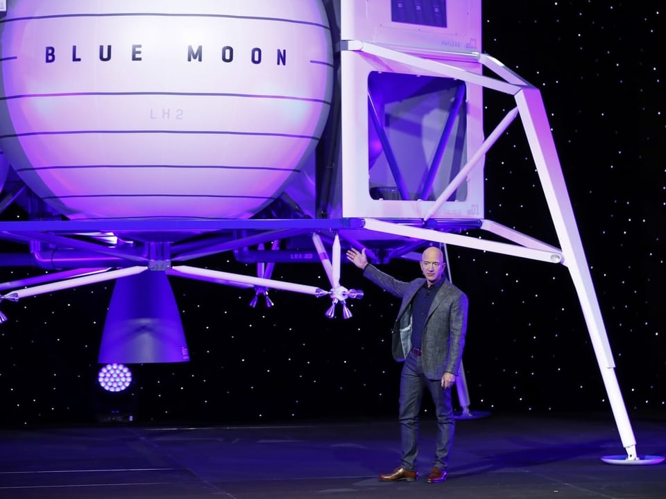 Jeff Bezos steht neben seinem «Blue Moon»-Modell.