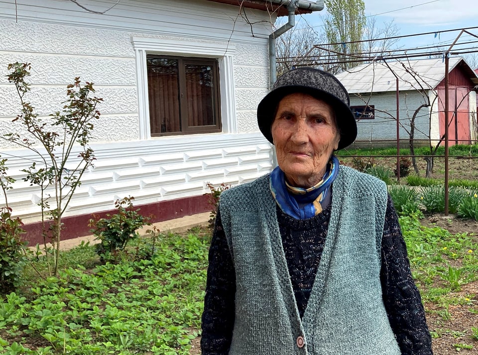 Die pensionierte Lehrerin Georgeta Urechie vor ihrem Haus am Amarasee in Rumänien.