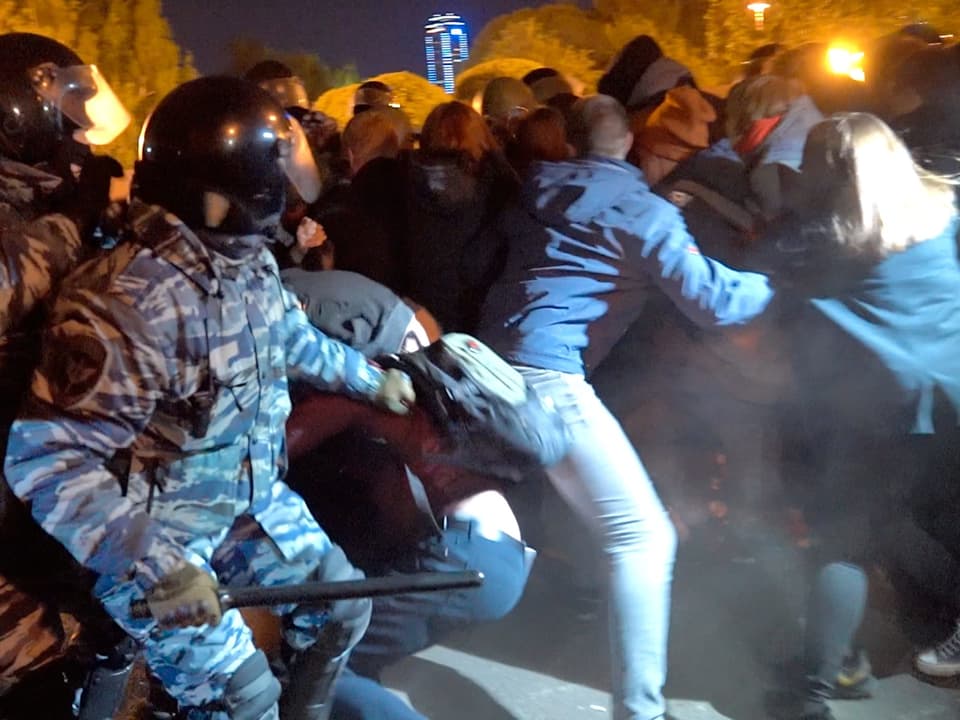 Prügelnde Polizeibemate in Jekaterinburg.
