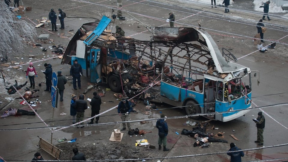 Der durch den Anschlag total zerstörte Bus in Wolgograd.