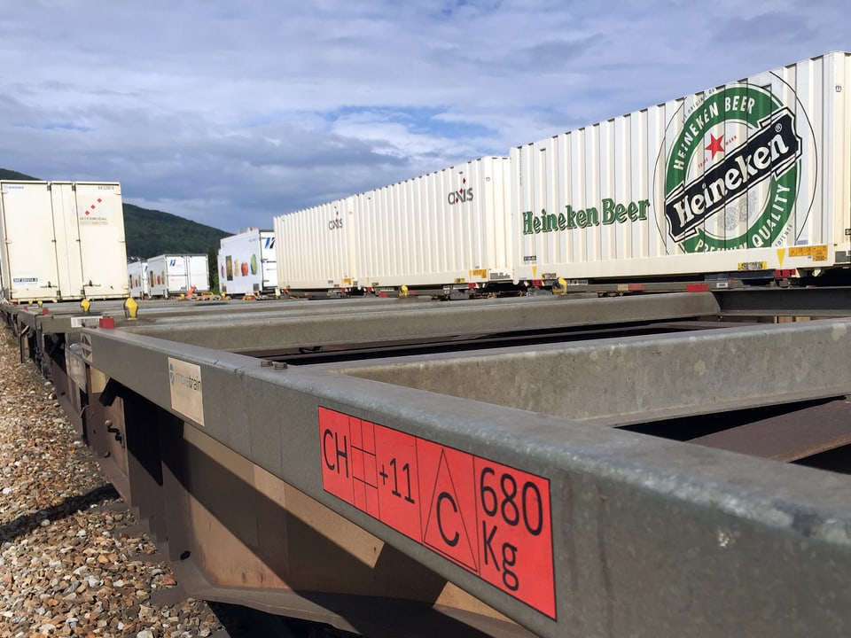 Container mit Heineken-Logo auf Eisenbahnwagen
