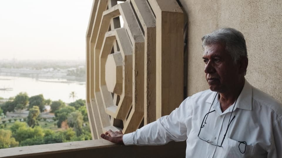 Talib Abdul Aziz auf einem Balkon.