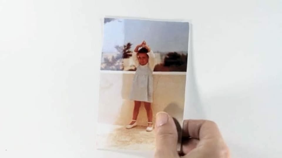Eine alte Fotografie eines kleinen Mädchens.