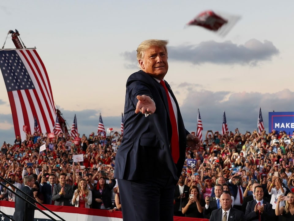 Donald Trump wirft eine Maske ins Publikum an einer Wahlkampfveranstaltung in Florida.