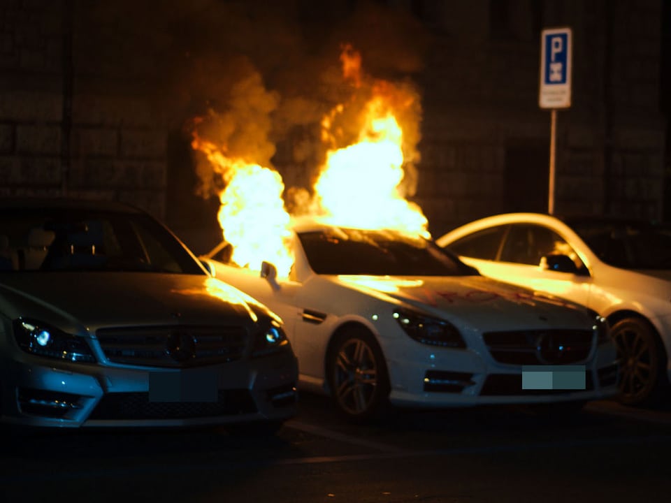 Ein brennendes Auto in der Zürcher Innenstadt. (keystone)