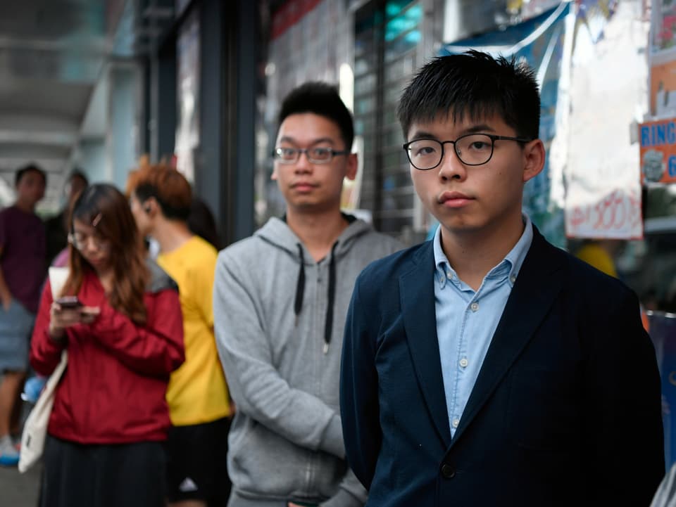 Junge Wähler. Im Vordergrund der Aktivist Joshua Wong.