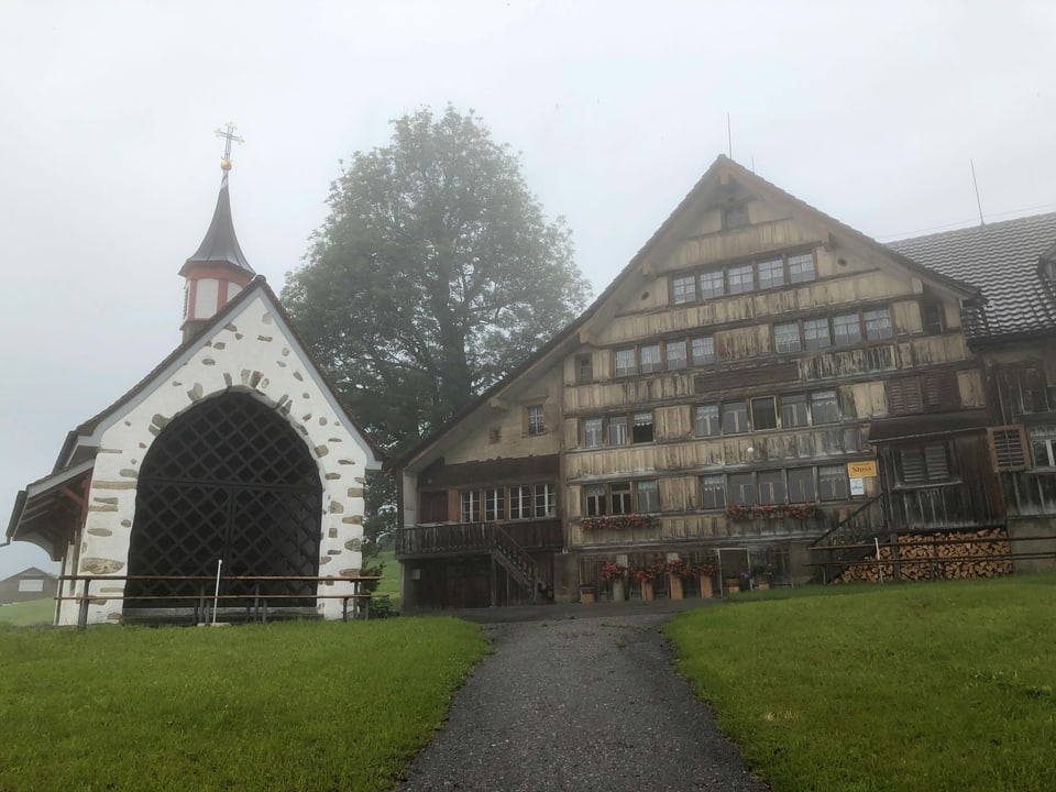 Kleine Kapelle mit altem Appenzellerhaus.