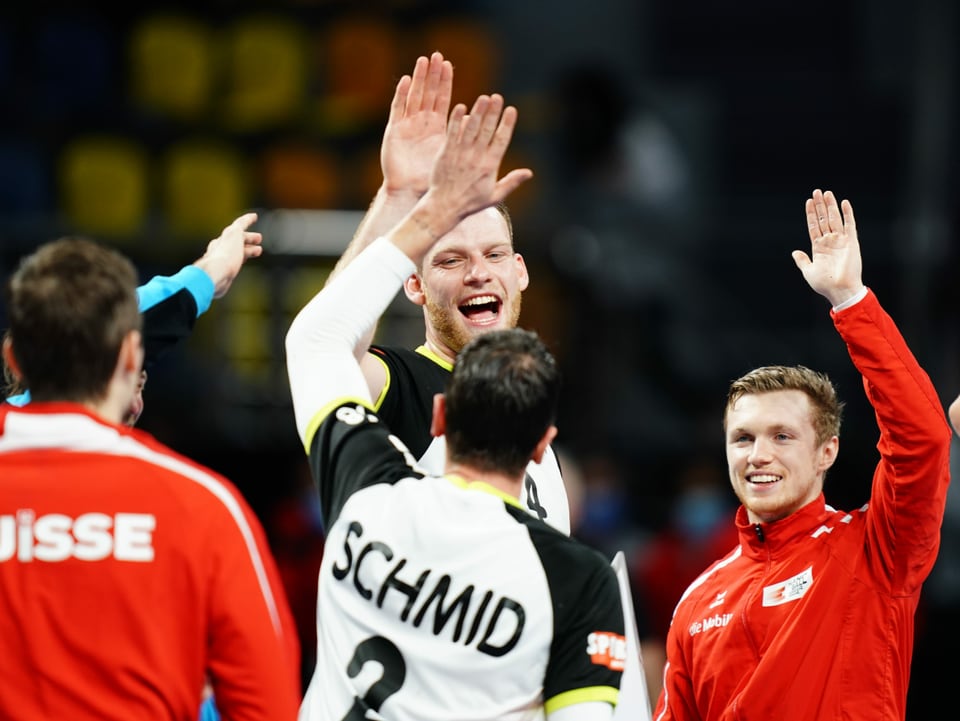 Lauter freudige Gesichter Die Schweizer Handballer reisen mit einem weiteren Sieg im Gepäck nach Hause.