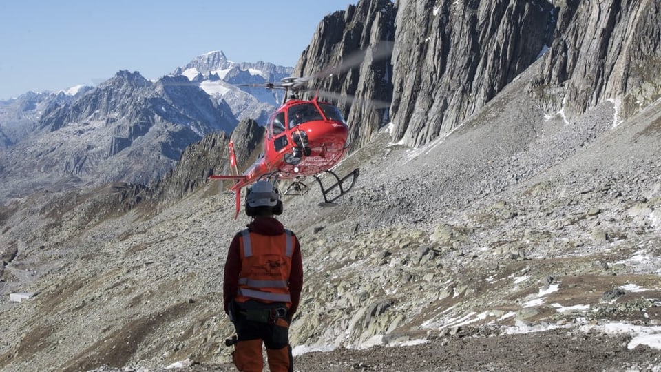 Roter Helikopter vor Bergen
