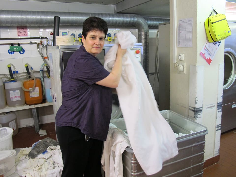 Karin Zuber in der Hotel-Wäscherei.