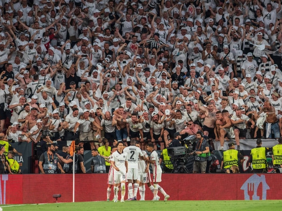 Die weisse Wand tobt Jubelnde Frankfurter