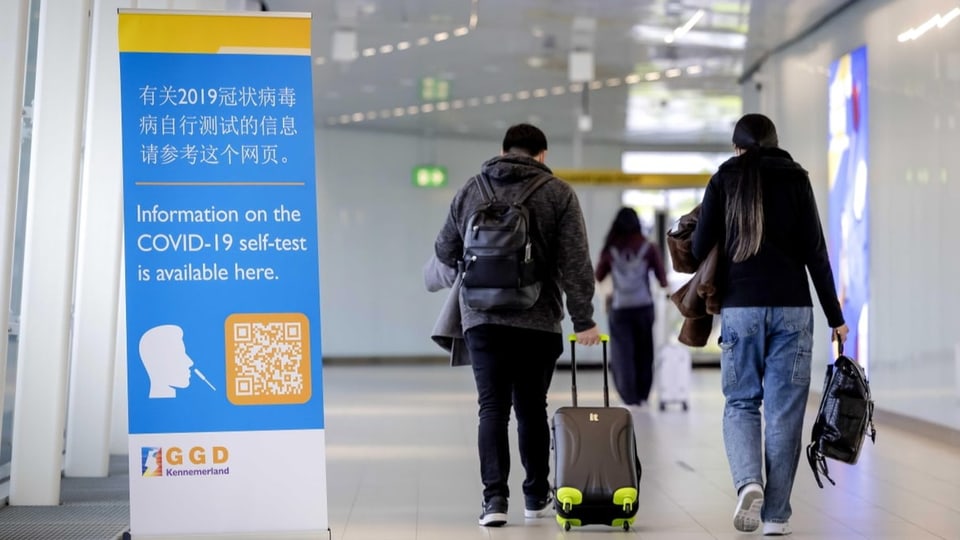 Reisende aus China kommen am 4.1.2023 am Flughafen Schiphol in Amsterdam an. 