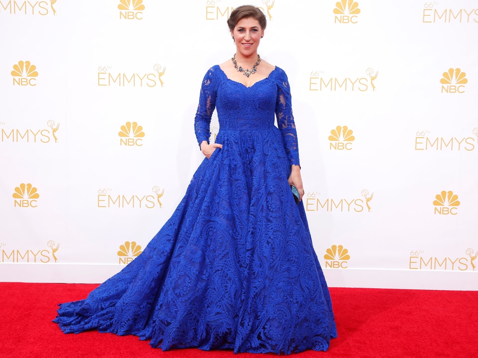 Mayim Bialik in blauem Kleid auf dem roten Teppich der Emmys