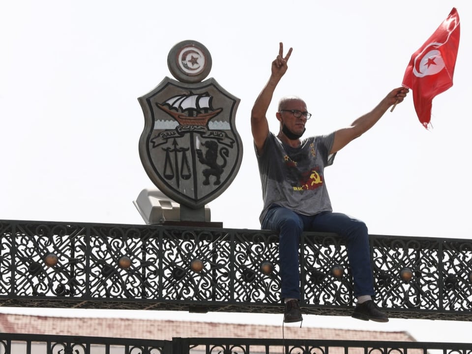Zu sehen ein Demonstrant in Tunis.