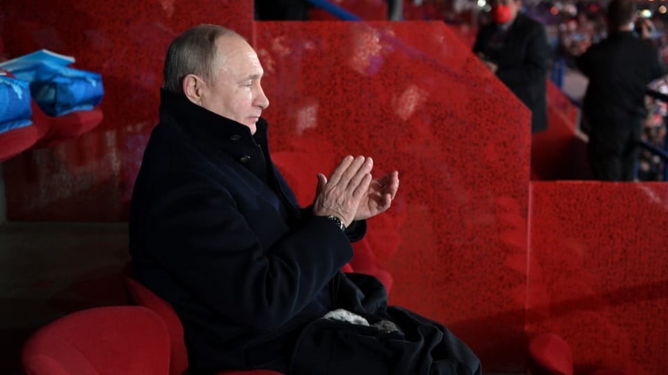Putin in Ehrenloge. Klatscht.