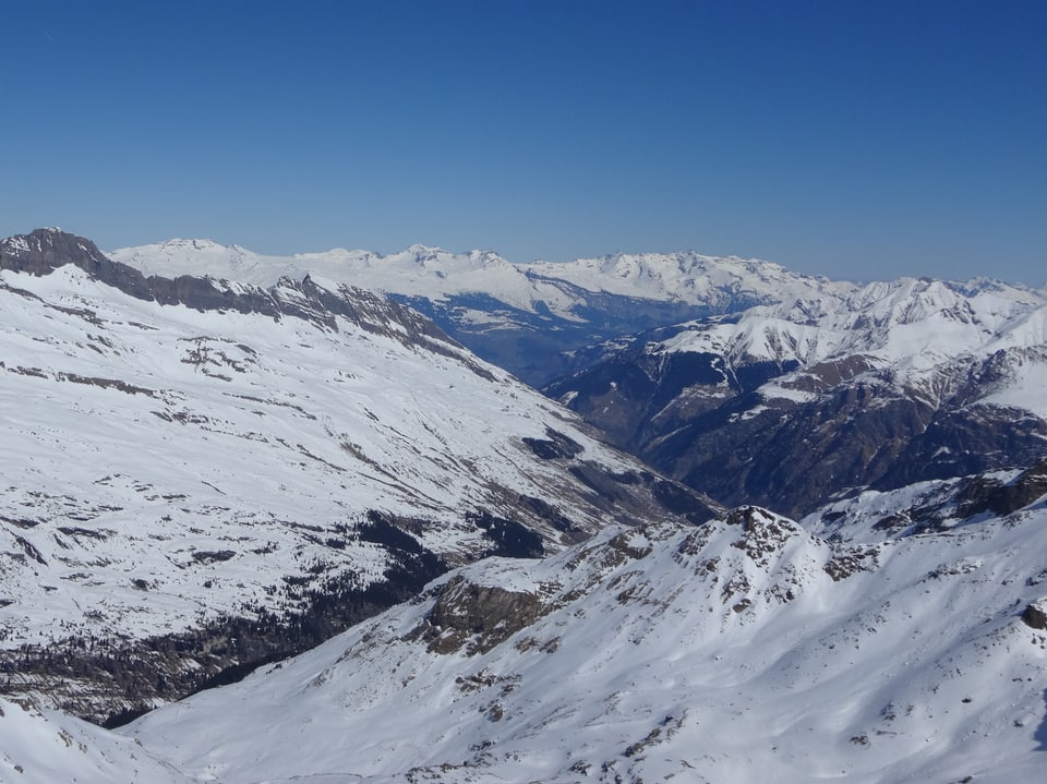 Zum Frühlingsanfang gab es auf dem Fanellahorn ob Vals einen perfekten Skitourentag mit grandioser Fernsicht.