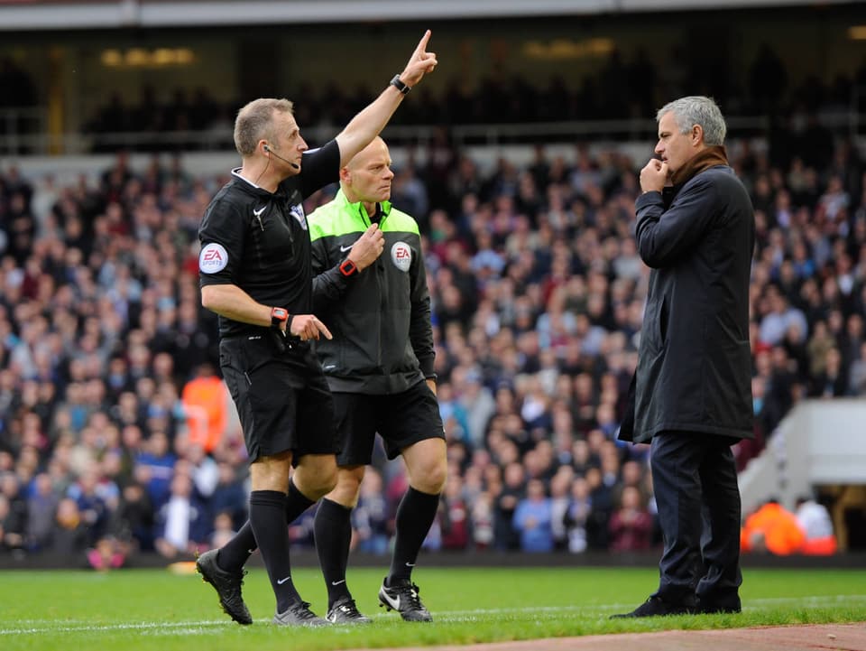 Jose Mourinho wird vom Schiedsrichter auf die Tribüne verbannt