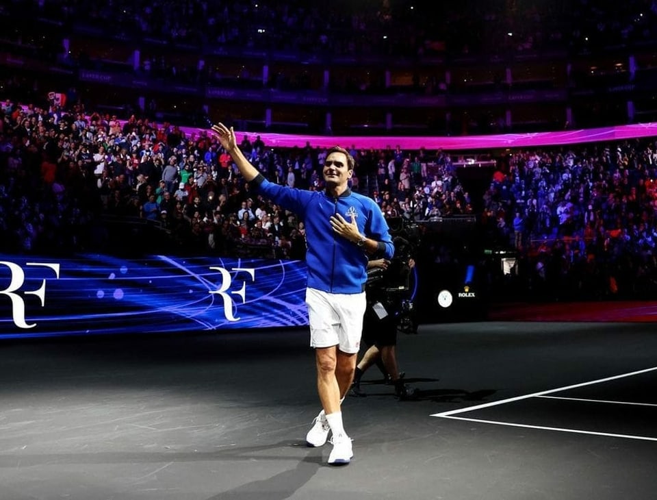 Roger Federer winkt in Arena