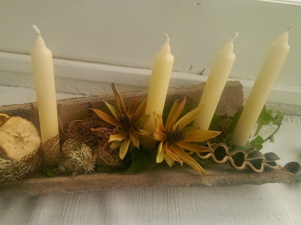 Adventskranz aus altem Ziegel, etwas Dekomateriel und 4 Kerzen.