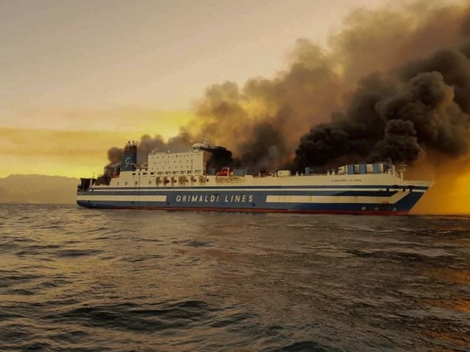 Rauch steigt über Schiff auf.